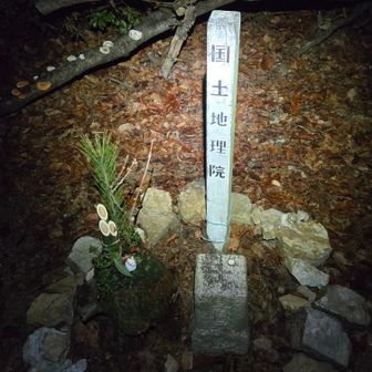 西山で話し声が聴こえた為、行ってみると門松🎍お疲れ様です。

…しかし誰もいなかった。
速ッ(違)