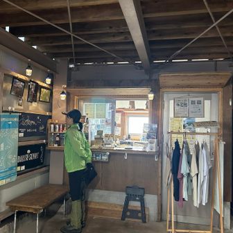 避難小屋の中では売店がありました。