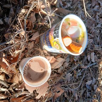 山頂の風下側の角で昼食