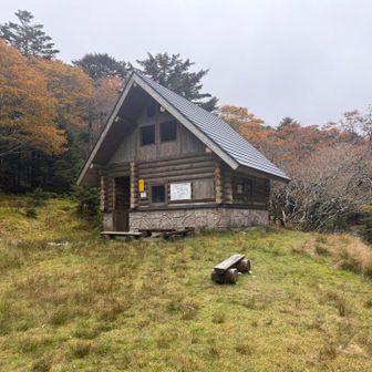 狼平避難小屋。2008年7/23に滝百選で双門滝に来て当時小屋って人がいて何か売ってるのかとここまで見にきて絶望して帰ってましたw来た道戻ったんで登り専用を下ってますな…当時は良かったのか？