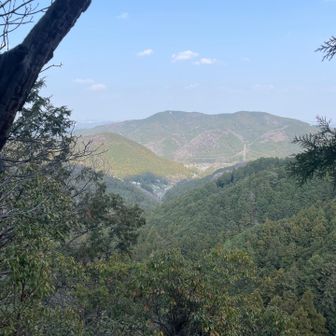 御嶽山山頂からの眺望。あれは大高取山？