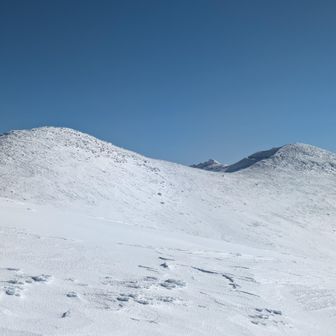 まだ不動岳と摩利支天を越えねば…😇
登りはあと少しだし距離も短いし…と心を奮い立たせる🫠
カリカリそうだからラッセルは無いと良いな、という淡い希望🙏😅