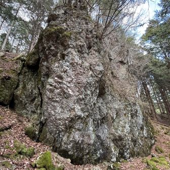 巨大な岩 サイズがわかる様に左下にトレッキングポール置いてあります🪨