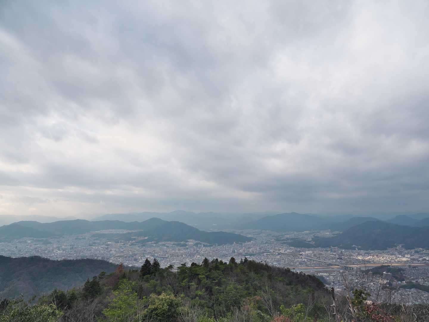 ここからは権現山（写真右）や広島南アルプス（写真左）の山々が見渡せます！
かなり整備されたようで幅広く見渡せるようになってました🙇
