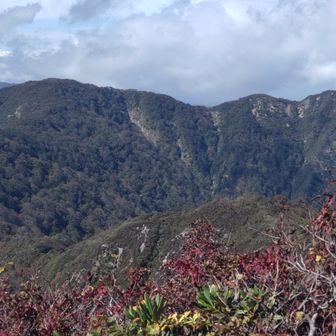 冠山へのP1262から
アラクラ(？)への稜線
