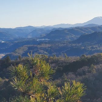 恵那山の左に笠置山