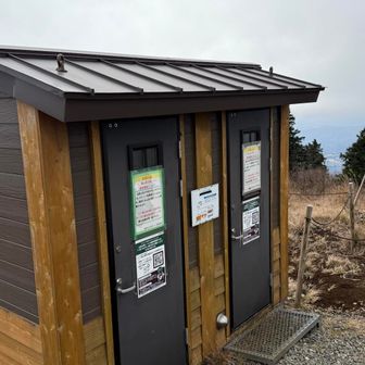 トイレが冬でも使えるようになってました。
烏尾山荘のトイレが閉鎖されたからのようです。