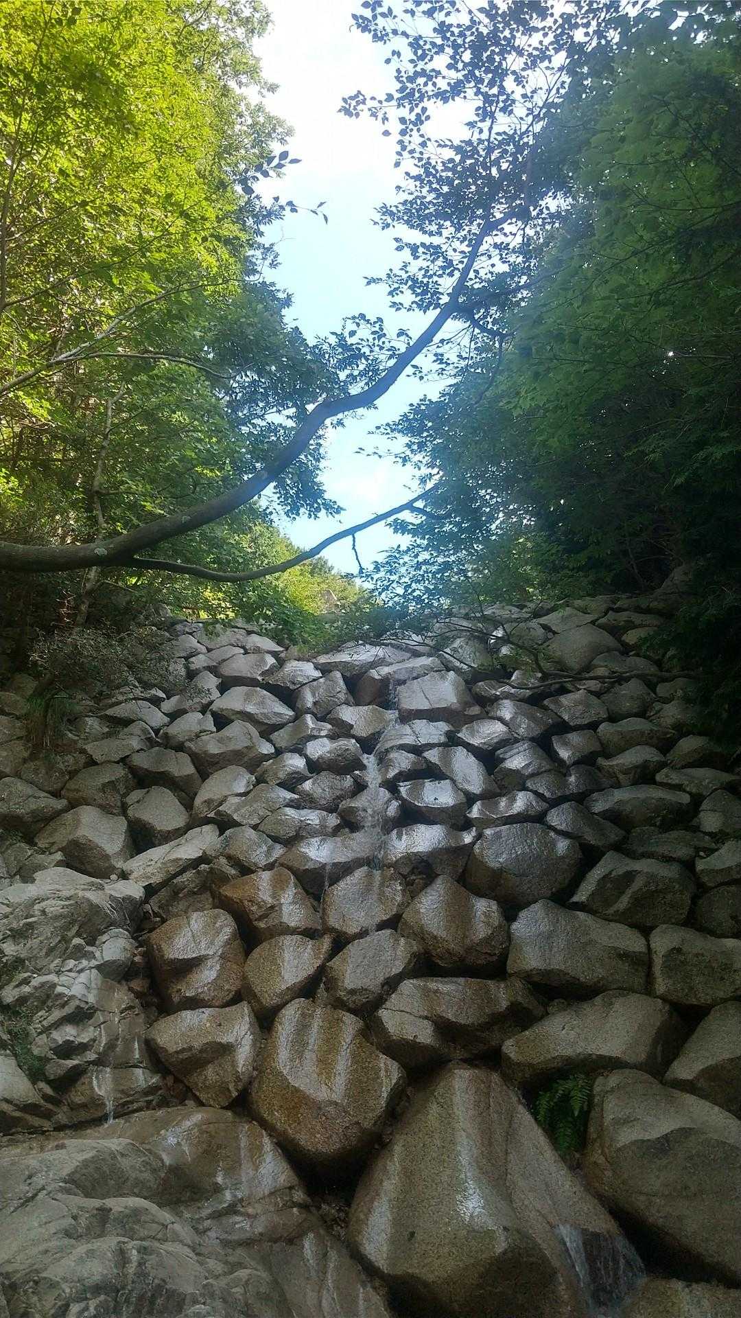 この堰堤を登ります😙
（左手にロープ有り）