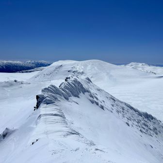 熊ヶ岳の稜線と後旭岳