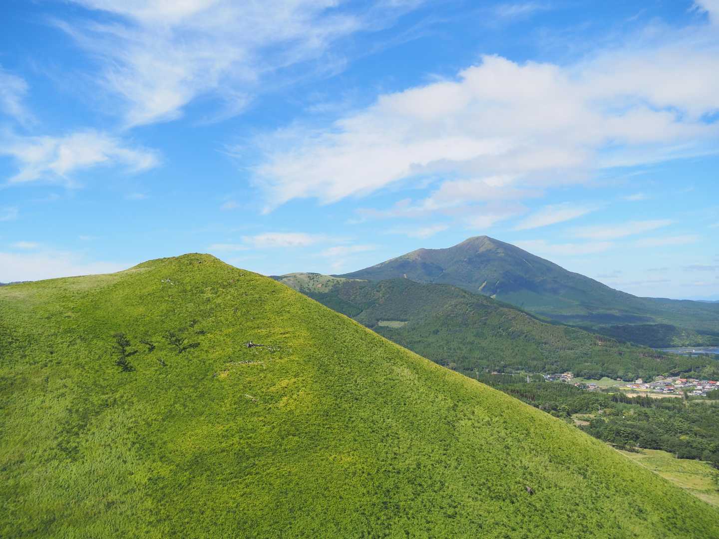 手前・おにぎり山、右奥・涌蓋山
