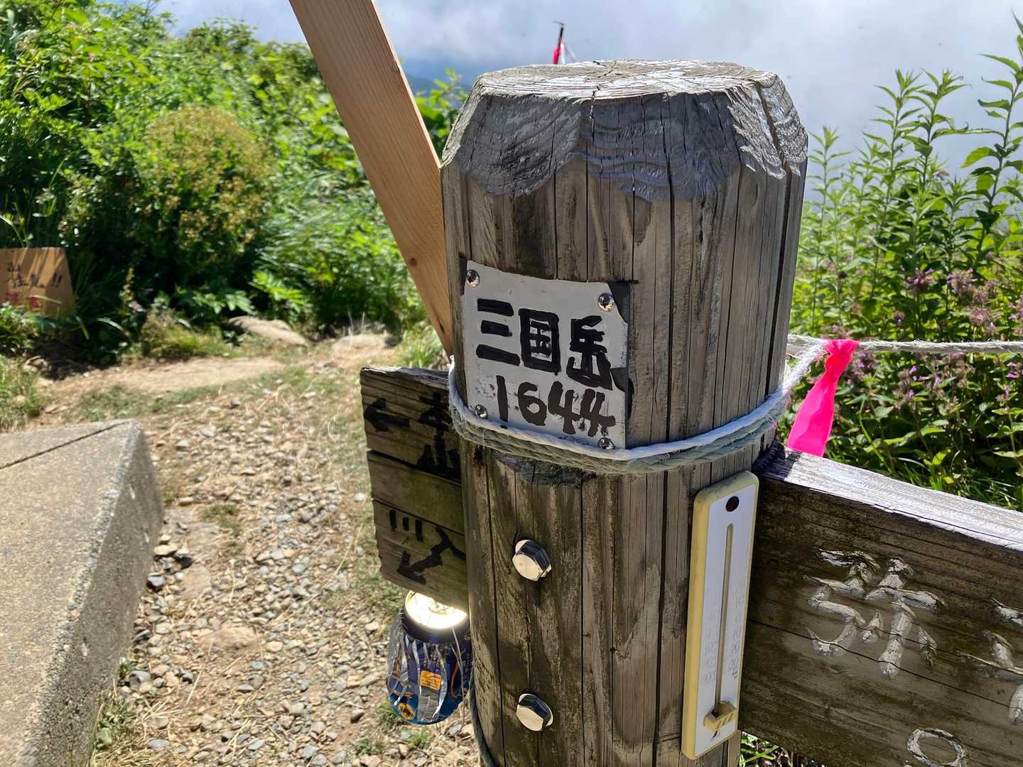 新潟・山形・福島 3つの県境が合わさるところ

ここから参道だけは福島県

福島というか、会津にとってとても大切な山だったんだな