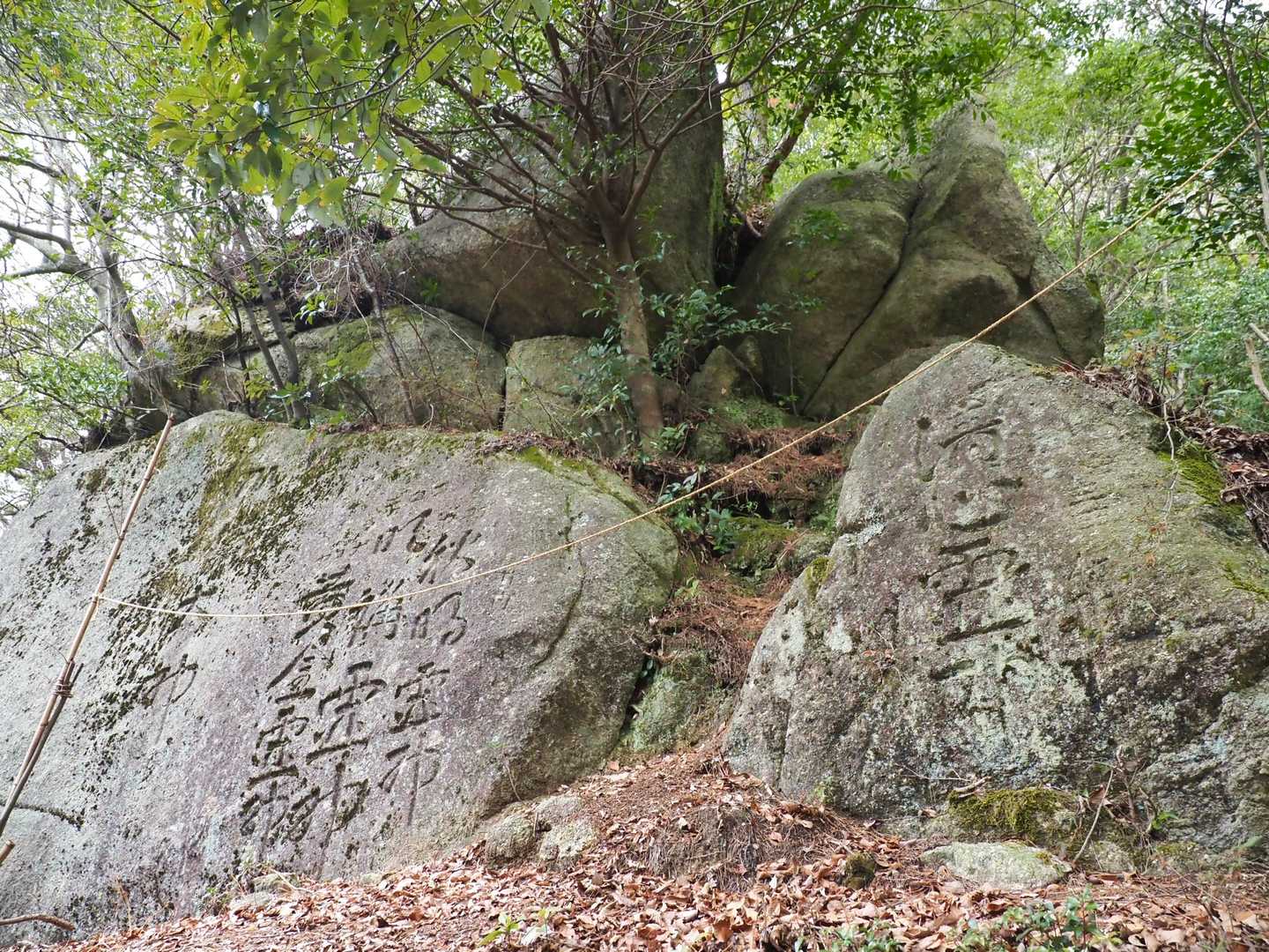 また…何やら岩🪨にたくさん文字か…
読めん:;(∩´﹏`∩);: