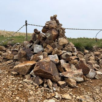 ほんとの山頂！　YAMAPでは、ここからもう少し先にいくと、登頂が認識されました