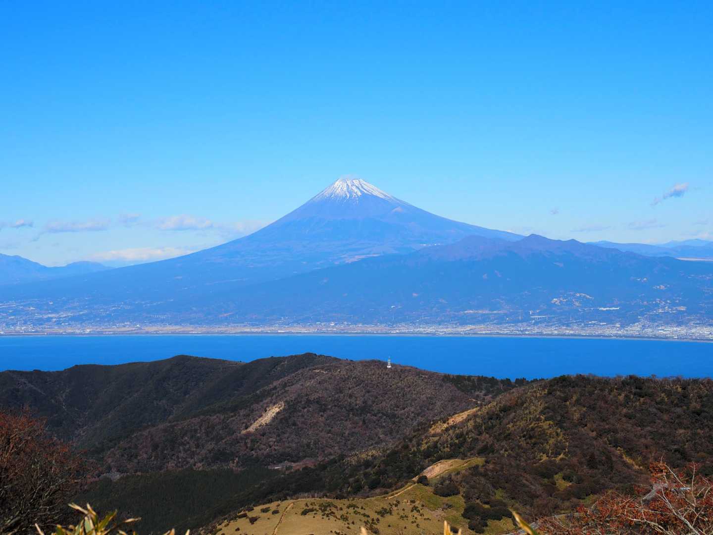 駿河湾の向こうに富士山