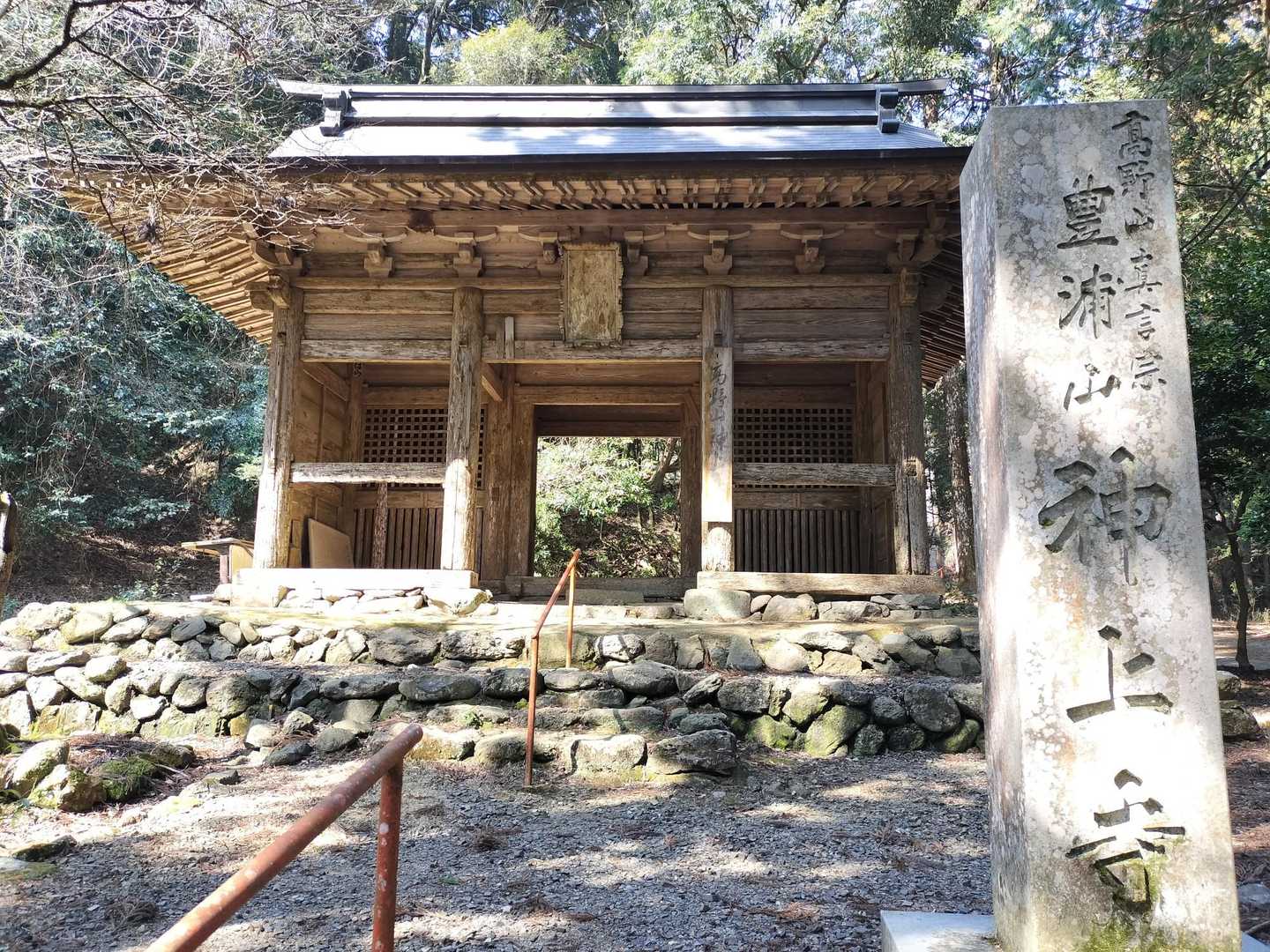 時代を感じさせる仁王門