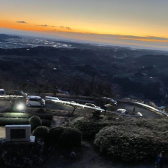 車も何台も上がってきてます。空も赤く染まってきました