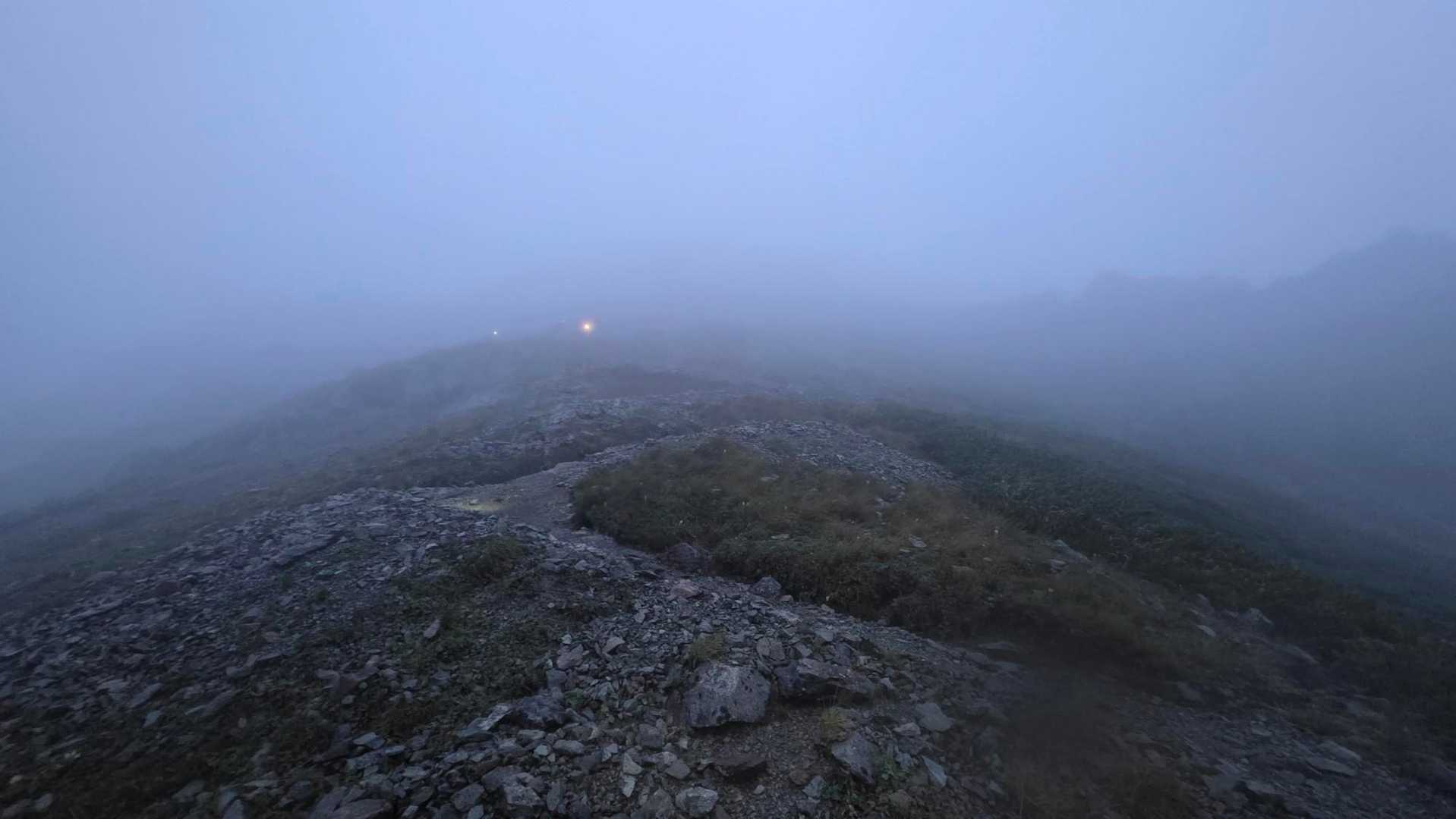 やや風が収まるも、雨は強く降り続きました。これから悪沢岳に登ります。