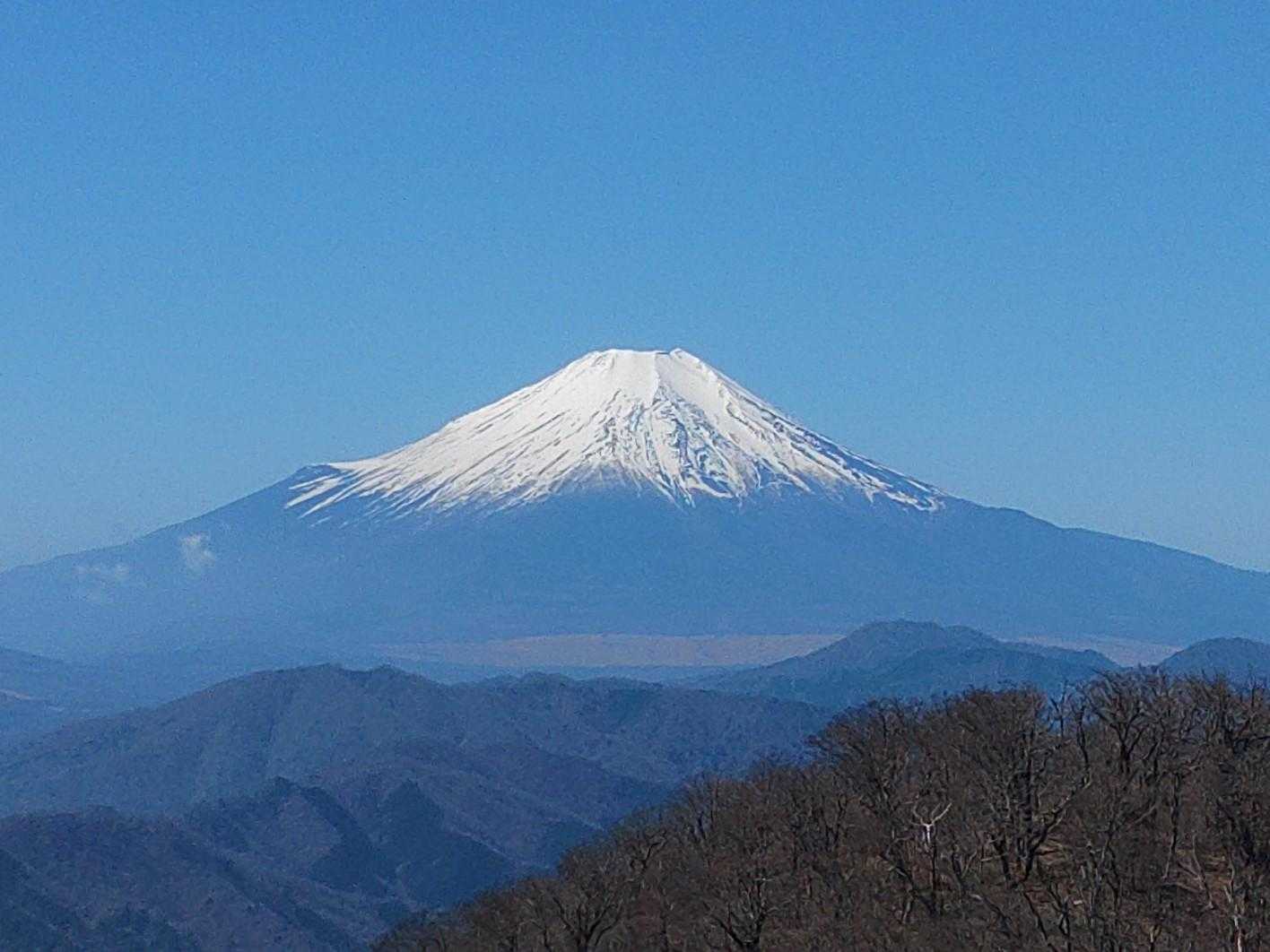 5分も歩けば西ノ肩到着。
少し進んで富士山を望む。
今日イチの🗻かなま✨