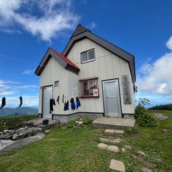 頼母木小屋到着。
これより先の小屋は朳差小屋のみになる。
しかし無人であるのと、水場が安定しないのと、トイレがボットンであること（👈ここ重要）を考慮して、
だいぶ早いがここでテントを張る。