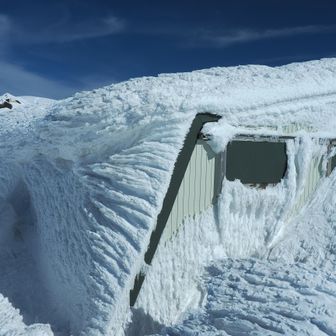 頂上小屋も凄いことになってた