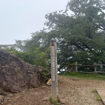 日の出山山頂に到着！
しかしガスガスで何も見えず…。ともあれここで昼食。
愛用のタオルマフラーは、汗なのか霧のせいなのかぐしょぐしょ💦