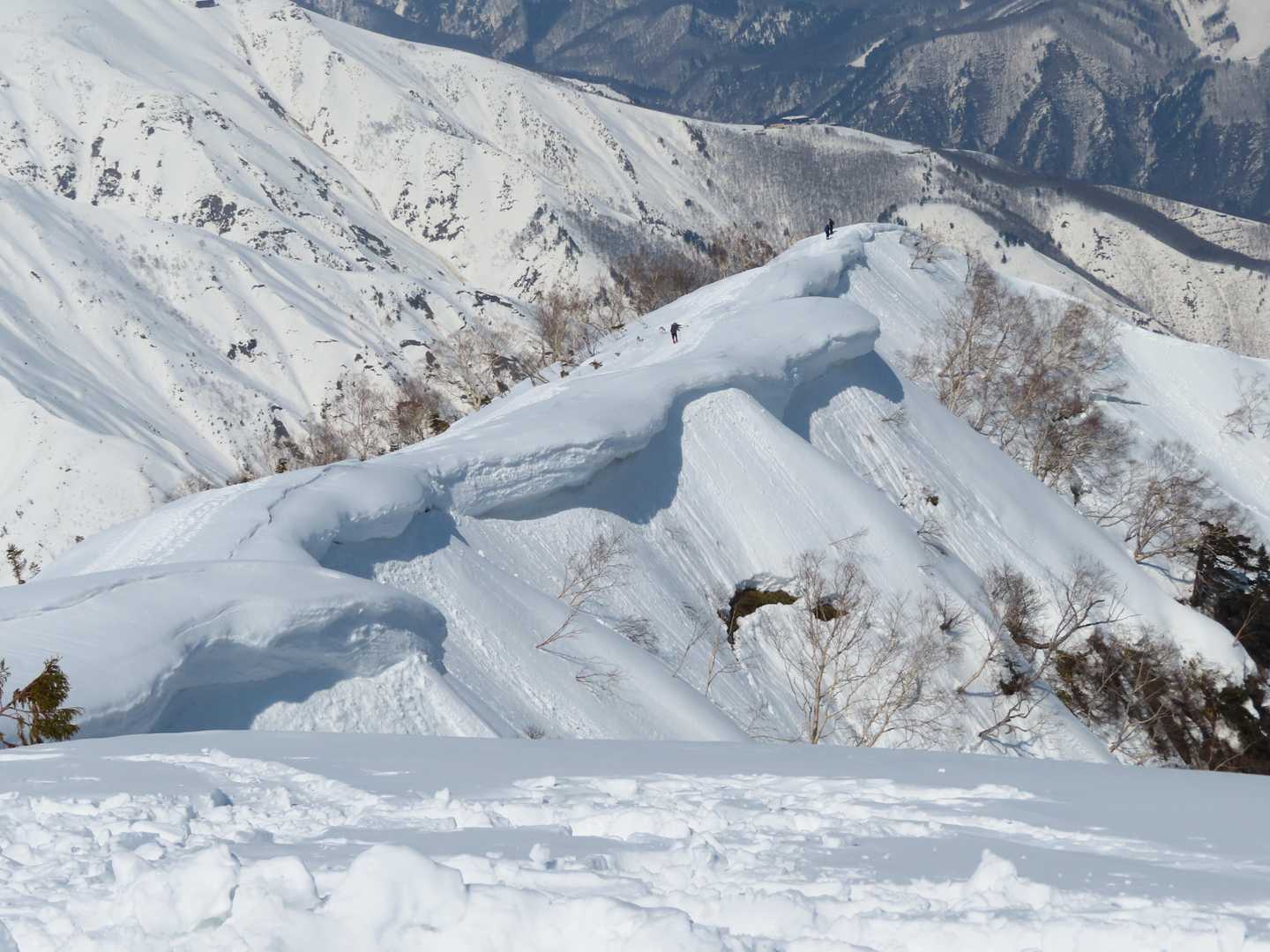 下山開始。雪庇が美しい