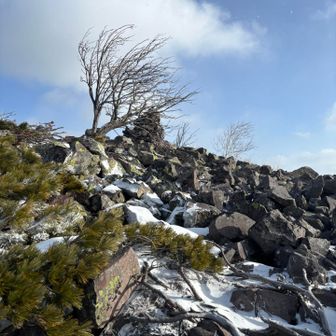 あの石が積んである所がピークなんですが、風強すぎて、しばらく動けず💦