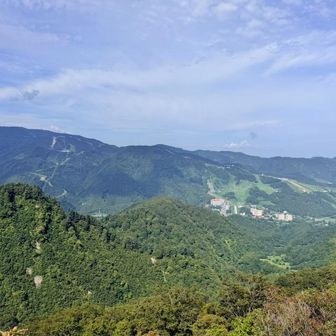 振り返ると向こうの山腹に、右：石打丸山スキー場、左：ガーラ湯沢スキー場。
南魚沼はスキー場の巣窟！