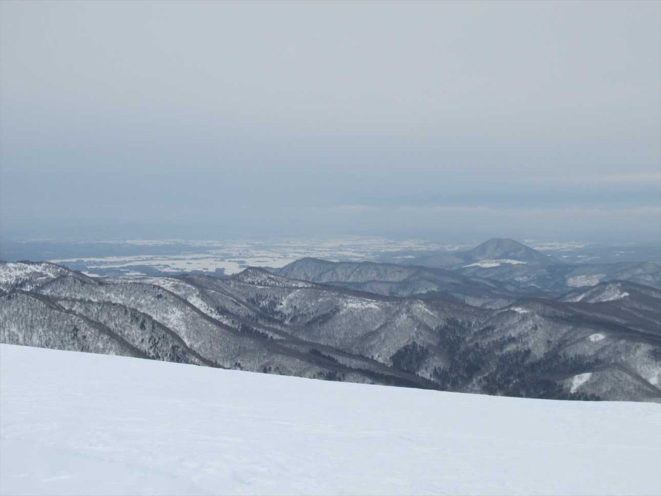 宮城から見ると船形の寄生火山みたいな薬莱山だけど、わりと独立峰なのよね