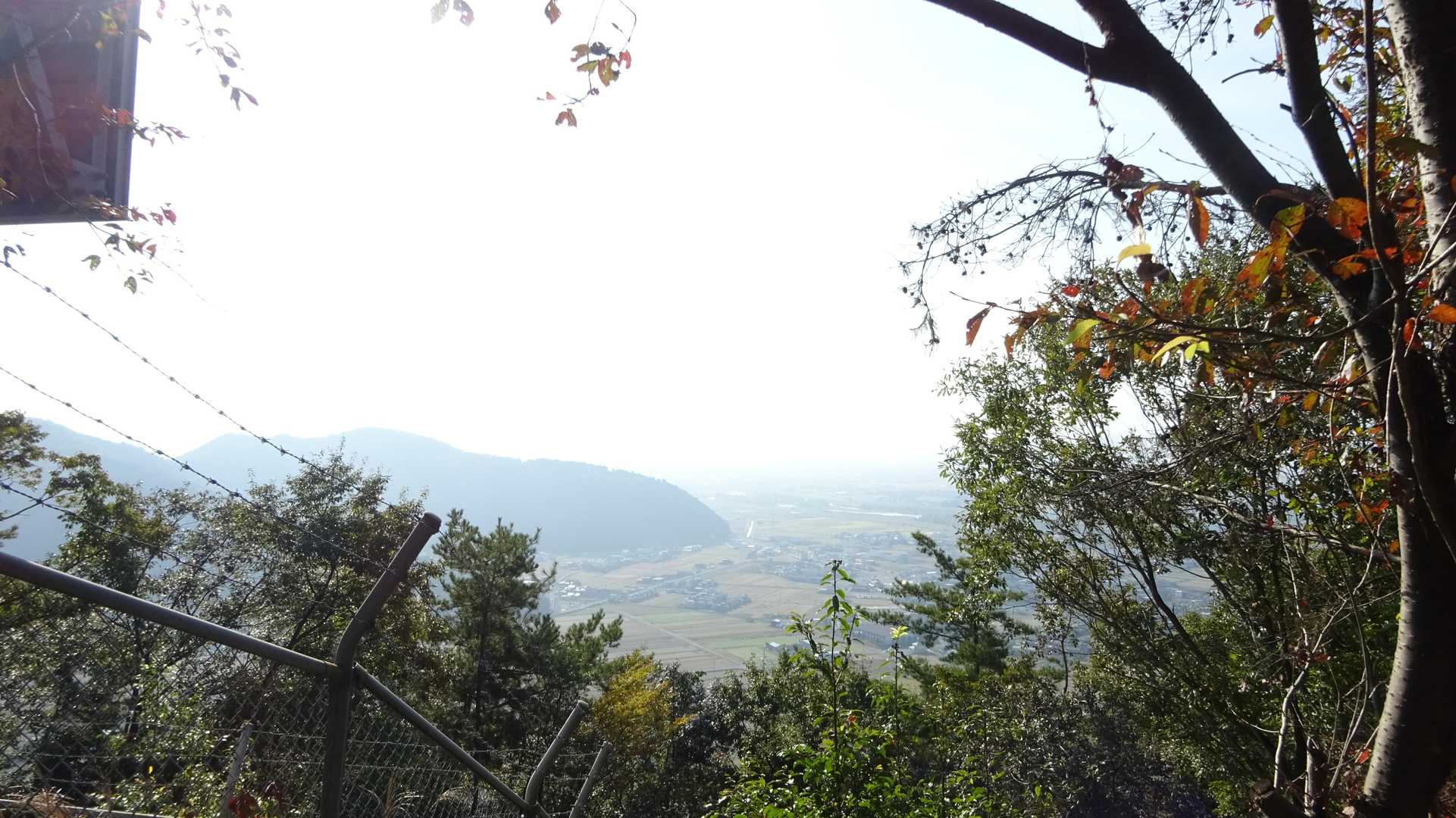 🍂　揖斐反射板(231.2m)から本日の景観を📸パチリ⚡.


権現山・志津山・八丈岩方面


⛰志津山(しづやま )182.1m (四等三角点) 
https://www.yamareco.com/modules/yamainfo/ptinfo.php?ptid=58414

