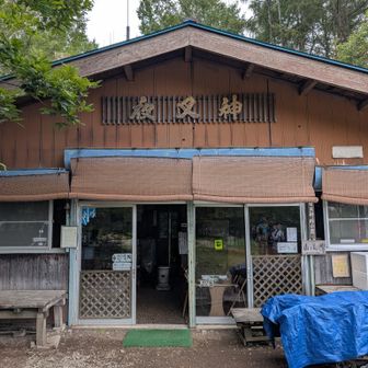 人は居たが閑散としている。
観音岳のバッジ買っとくべきだった。
広河原山荘には北岳バッジしか売ってない。当然か。