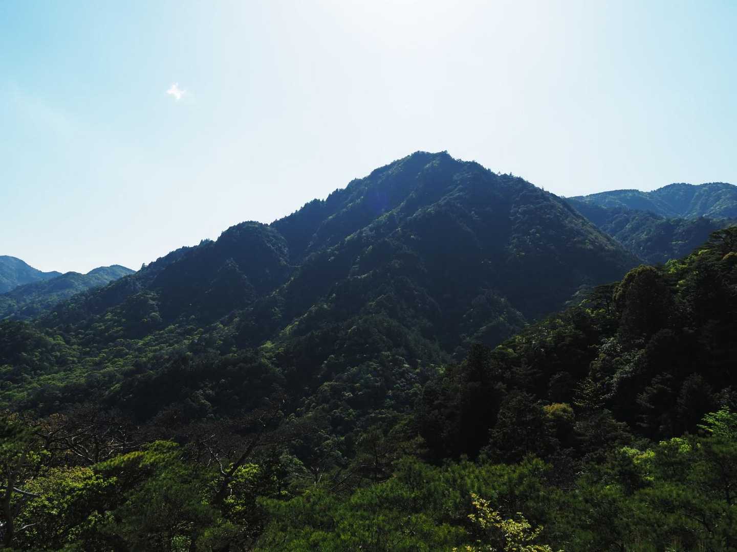 少し休憩して再スタート。
臼杵山が見えました。大きいな。
鈴鹿南部にも魅力的な山がいっぱいありますね。