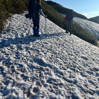 雪渓を歩く　ツボ足
この先辺りでクマ出没情報😱