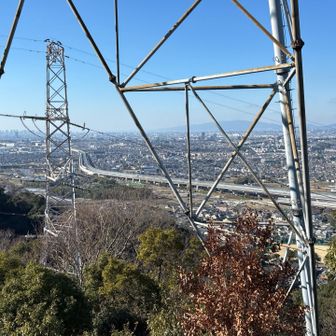 鉄塔越しに市街地