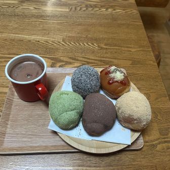 名物の揚げパンとポットココアを頂きました