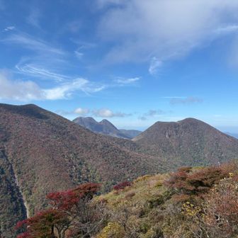 真ん中に三股山、右は平治岳