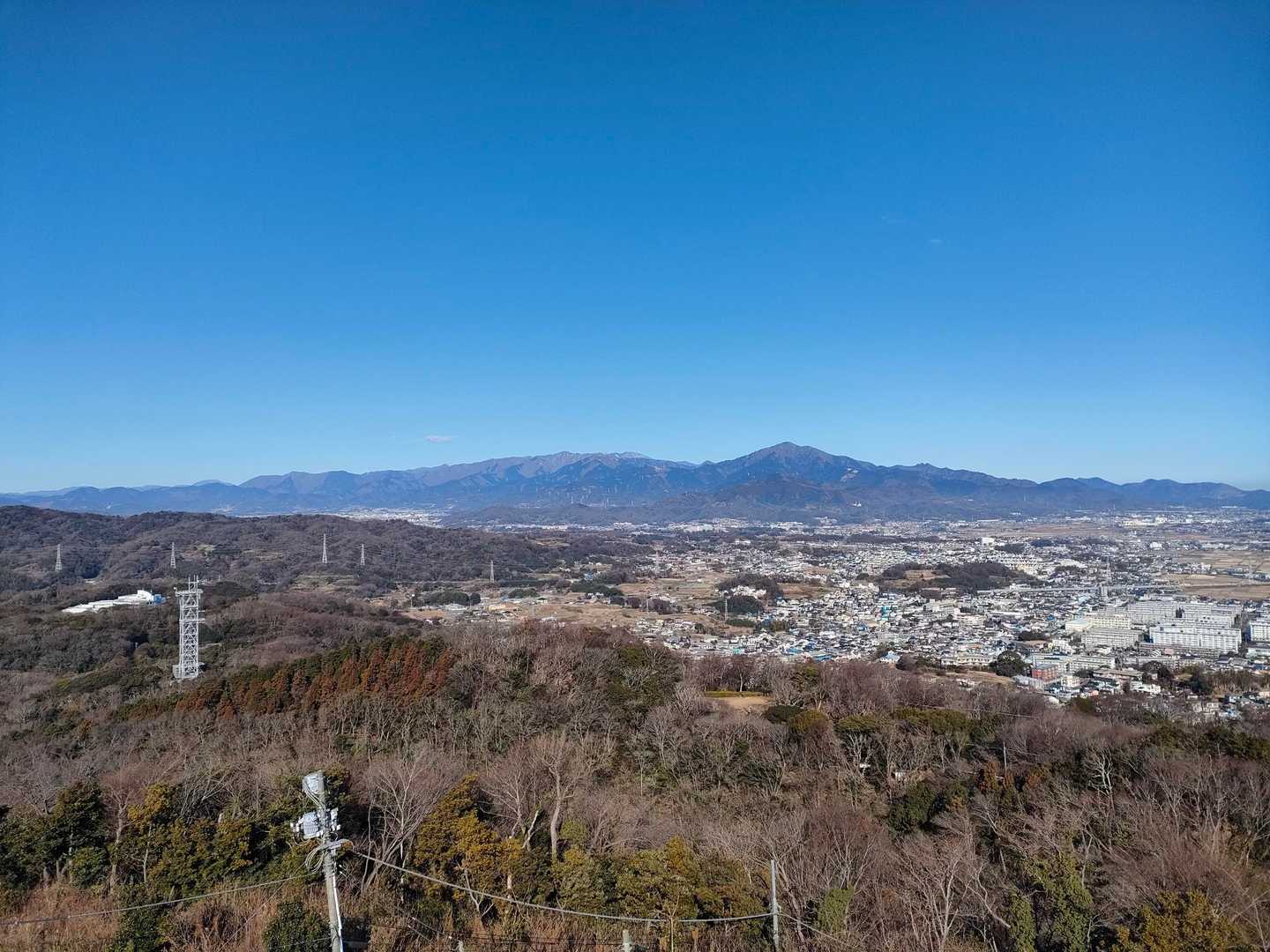 新展望台より　丹沢山塊、右端が先週行った相州アルプスです。