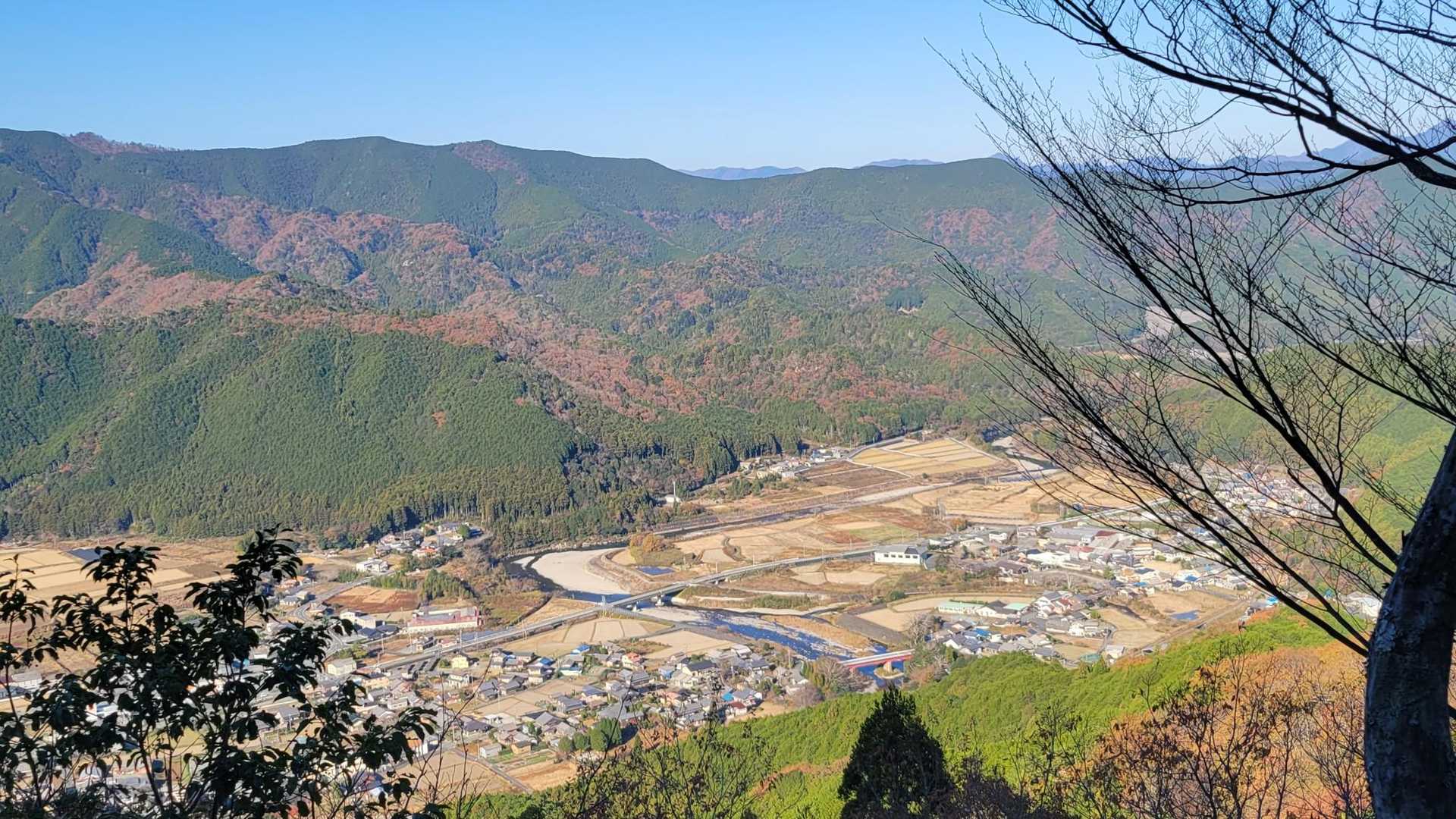 ビュースポットやん🤩
42号線が見えて　ザ山間の町😂