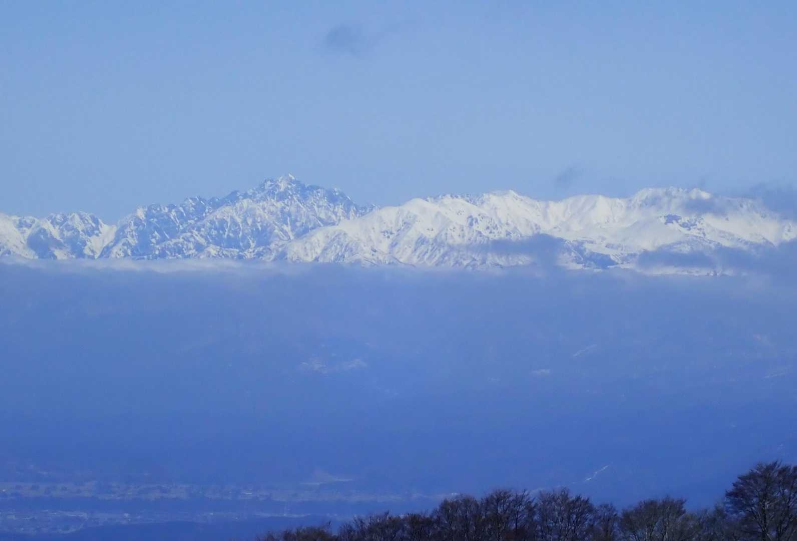 西峰からの展望
剱岳　大日岳　真砂岳　立山💕