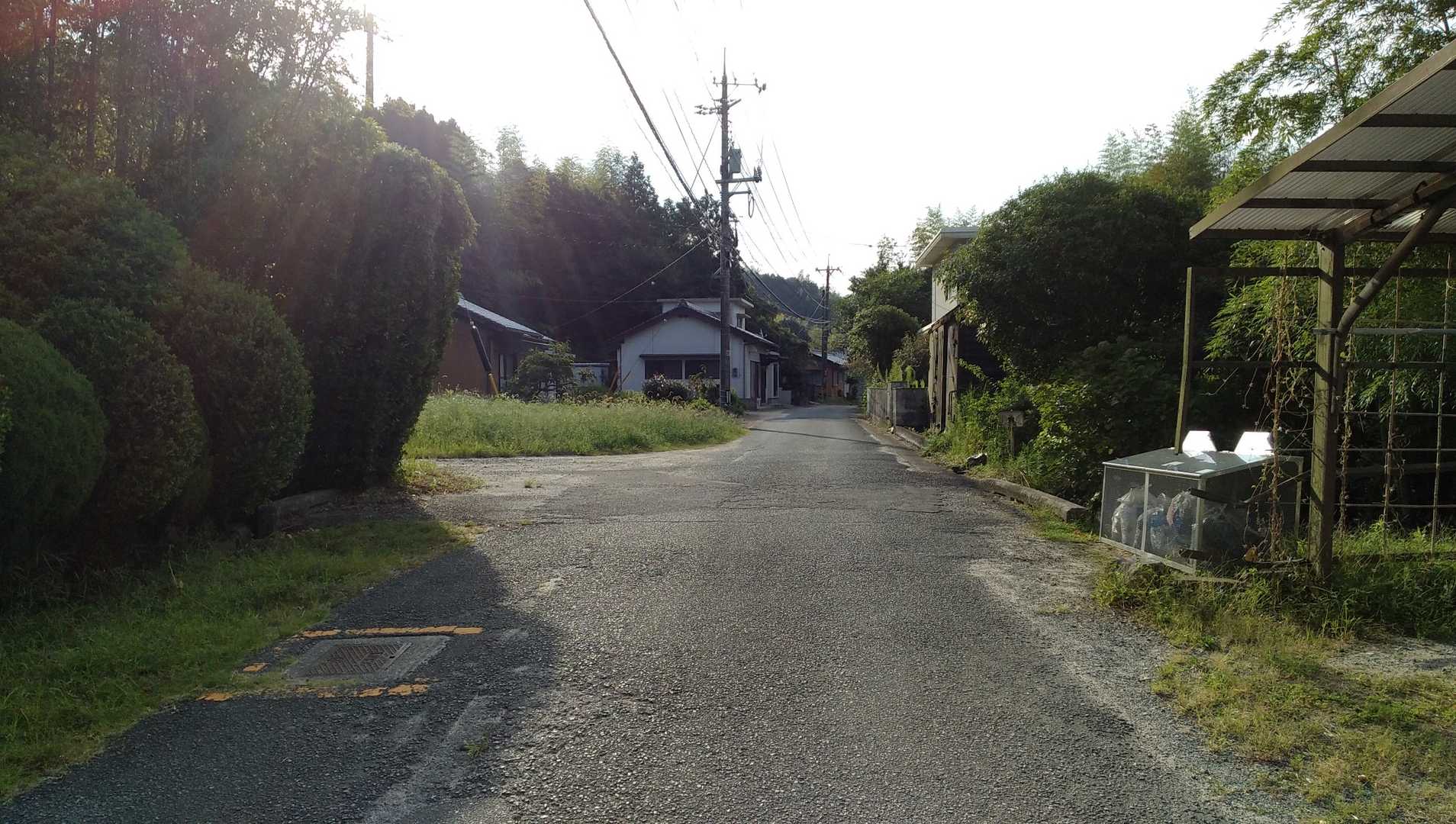 駐車地点をスタートし、この先を左側に曲がります。