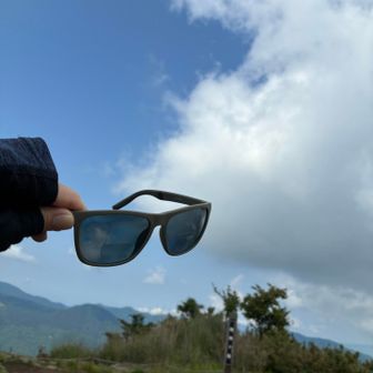 この🕶️すごく便利❣️老眼鏡付き
スマホチェックする時に🕶️→👓に変えなくて済みます✌️
下の方にレンズ付いてます🤗