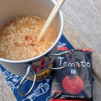 変わった袋麺シリーズ
『Tomato 麺』
これがなかなかうまい。
残り汁に塩にぎりを投入して食べたら
これもいい👍🏻
とろけるチーズがあれば、もっと良かっただろう
