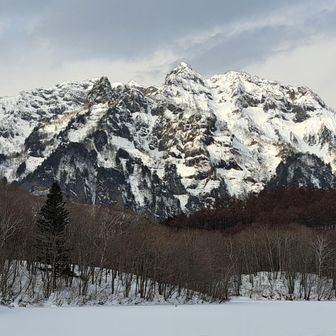 信州百名山「西岳」
グレーティング〈E〉最難関😨
高度感ある連続する長い岩場と鎖場
足場が狭く勾配がキツイ切れ落ちた尾根
山容を見てるだけで怖っ‼️
YAMAPルートは破線のみ⁉️