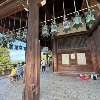 お水取りの二月堂　皆さん座ってゆっくり