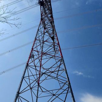 電波塔を見上げ、ルートは目印テープで助かります✌