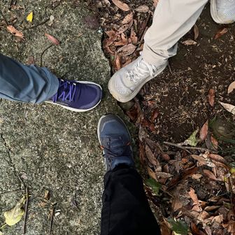 ここまでの道はやや狭くやや荒れてました！