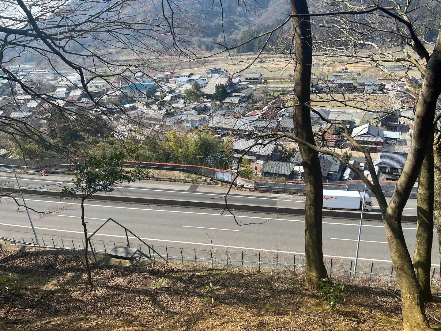 すぐ下に高速🚗