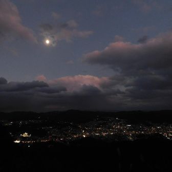 寒い！   帰ろう!!
幻想的な空➕月サマも楽しめたし🌝
夜景も見れたし𓂃⟡.·( *˙˙*)و 🏙

岩屋山   ありがとうᨒ𖡼.𖤣𖥧＊