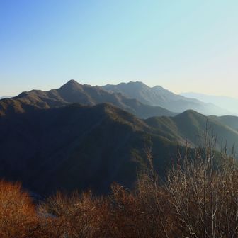 御坂山地。
十二ヶ岳と奥は三ツ峠