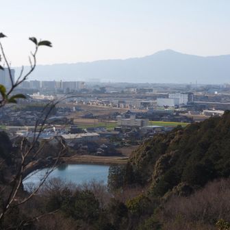 御池に降りて東光寺へ向かう。三上山の下りからずっと、力強い太鼓の音が聞こえてる🥁
